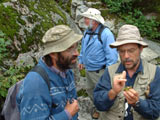 Le formateur donnant des explications sur le terrain. - Photo : Martine Lapointe