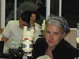 L'organisatrice, à la fois participante et personne-ressource, au laboratoire. - Photo : ?