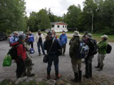 Rassemblement des participants avant une sortie sur le terrain. - Photo : Martine Lapointe