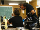 Le laboratoire demeure ouvert en soirée pour ceux et celles qui veulent poursuivre le travail d'identification. - Photo : Dave Lebel