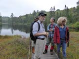 Visite d'une tourbière en bordure d'un lac. - Photo : Carole Beauchesne