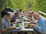 Un bon repas sur la terrasse du pavillon principal. - Photo : Samuel Lauzon
