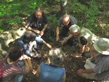 Partage d'une découverte avec tout le groupe. - Photo : Carole Beauchesne