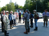 Rassemblement du samedi matin avant la première sortie sur le terrain. - Photo : Carole Beauchesne