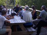 Moment de détente après un bon repas sur la terrasse du pavillon principal. - Photo : Marie D'Aoûst