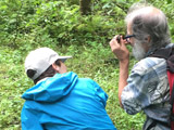 Les personnes ressources sont toujours prêtes à partager leurs connaissances. - Photo : Carole Beauchesne