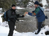 À la recherche du Frullania selwyniana à la chute Neigette située à Saint-Anaclet-de-Lessard dans le Bas Saint-Laurent, 29 novembre 2009. Photo : Christian Grenier
