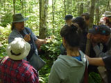 Récolte et exposé sur le terrain, Randonnée Kucyniak, Saint-Hippolyte, 1er septembre 2012. Photo : Carole Beauchesne