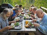 Repas en groupe, Formation Kucyniak, Saint-Hippolyte, 5 septembre 2015. Photo : Samuel Lauzon