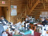 Le travail de laboratoire dans une magnifique salle du chalet. - Photo : Marie D'Aoûst