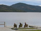 Un peu de repos bien mérité sur le bord du lac à l'Épaule. - Photo : Marie D'Aoûst