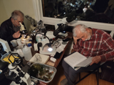 Concentré à parcourir les clés d'identification de la Flore des bryophytes du Québec-Labrador de Jean Faubert. - Photo : Élyse Grenier